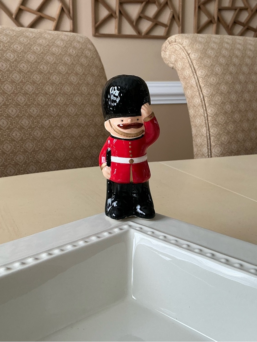 Tall British Palace Guard Platter Decoration 💂♂️
